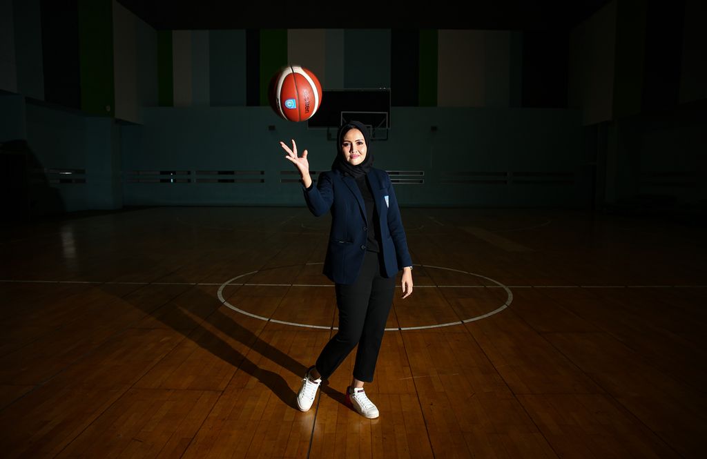 Nirmala Dewi Sekjen PP Perbasi saat sesi pemotretan di GBK Arena Jakarta, Kamis (22/1/2022). Sebagai sekjen Perbasi, ia sedang sibuk mengurus persiapan FIBA Asia Cup 2021 di Jakarta pada Juli 2022 dan FIBA World Cup di Jakarta pada 2023.