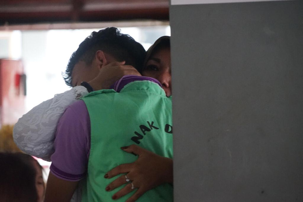 Seorang anak binaan memeluk ibunya saat sesi kunjungan tatap muka pada hari Idul Fitri, Sabtu (22/4/2023), di Lembaga Pembinaan Khusus Anak Kelas II Jakarta, Jagakarsa, Jakarta Selatan. 