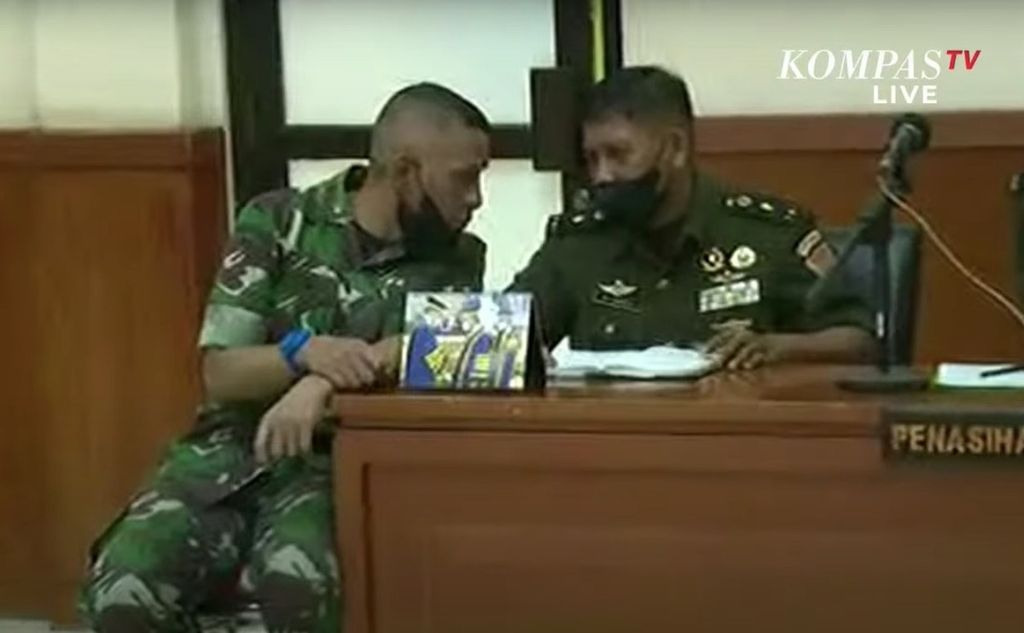 Kolonel (Inf) Priyanto (kiri), terdakwa perkara kecelakaan Nagreg dalam sidang perdana di Pengadilan Militer Tinggi II Jakarta, Selasa (8/3/2022).