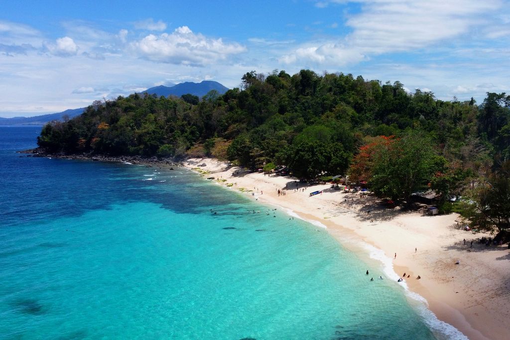 Foto udara suasana pesisir Pantai Paal di Kawasan Ekonomi Khusus (KEK) Likupang, Minahasa Utara, Sulawesi Utara, Sabtu (16/9/2023). Pantai Paal merupakan salah satu obyek wisata alam pantai pasir putih yang menjadi daya tarik utama wisatawan saat mengunjungi KEK Likupang. 