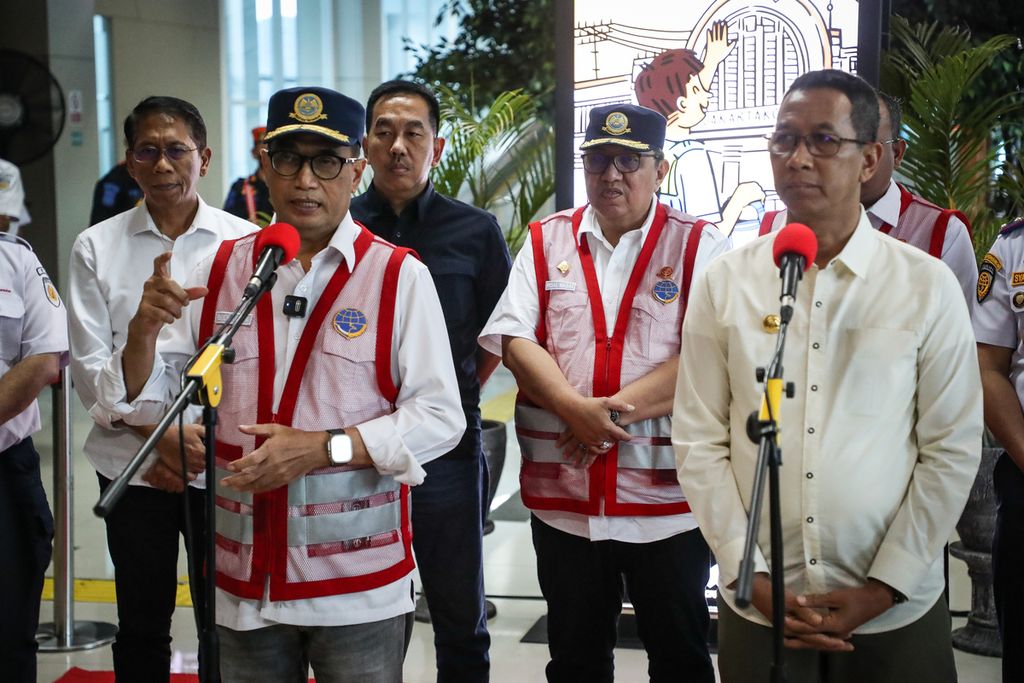 Menteri Perhubungan Budi Karya Sumadi (kiri) dan Penjabat (Pj) Gubernur DKI Jakarta Heru Budi Hartono (kanan) menyampaikan keterangan pers di Stasiun BNI City, Jakarta, Minggu (28/5/2023). 
