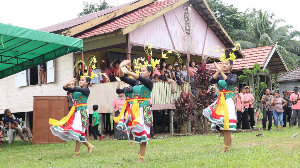 Tarian menyambut para tamu sebelum ritual adat mamapas lewu di Desa Bangkal, Kabupaten Seruyan, Kalimantan Tengah, Minggu (3/3/2024). Mamapas lewu dilaksanakan warga Bangkal untuk membersihkan desa dari petaka dan konflik.