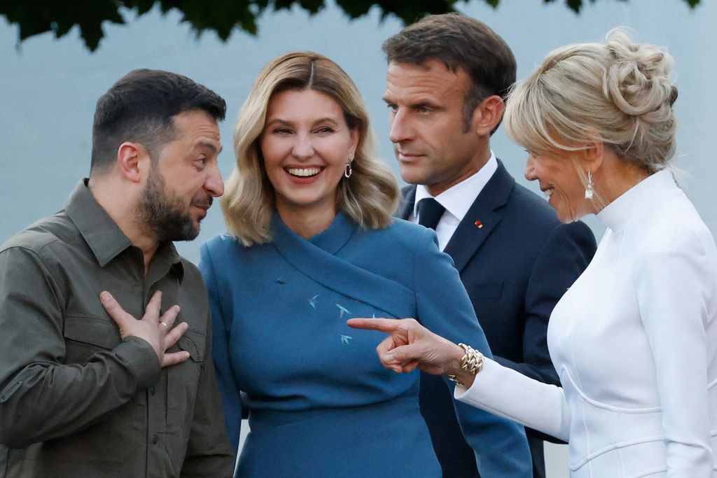 Presiden Ukraina Volodymyr Zelenskyy (kiri) dan istrinya, Olena Zelenska (kedua dari kiri), berbincang hangat dengan Presiden Perancis Emmanuel Macron (kedua dari kanan) dan istri, Brigitte Macron (kanan), di tengah KTT NATO di Vilnius, Lituania, Selasa (11/7/2023).  