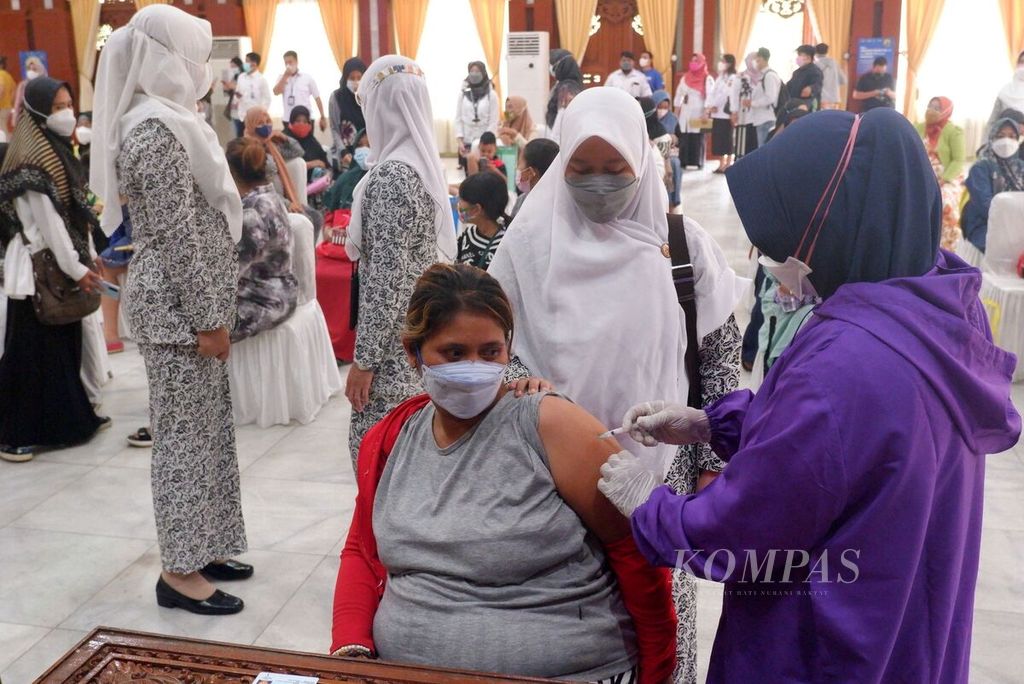 Seorang ibu hamil mendapat suntikan vaksin Covid-19 di Gedung Mahligai Pancasila, Kota Banjarmasin, Kalimantan Selatan, Rabu (8/9/2021). Vaksinasi Covid-19 bagi ibu hamil di Kalsel baru dimulai dan diharapkan dapat melindungi ibu hamil di masa pandemi Covid-19.