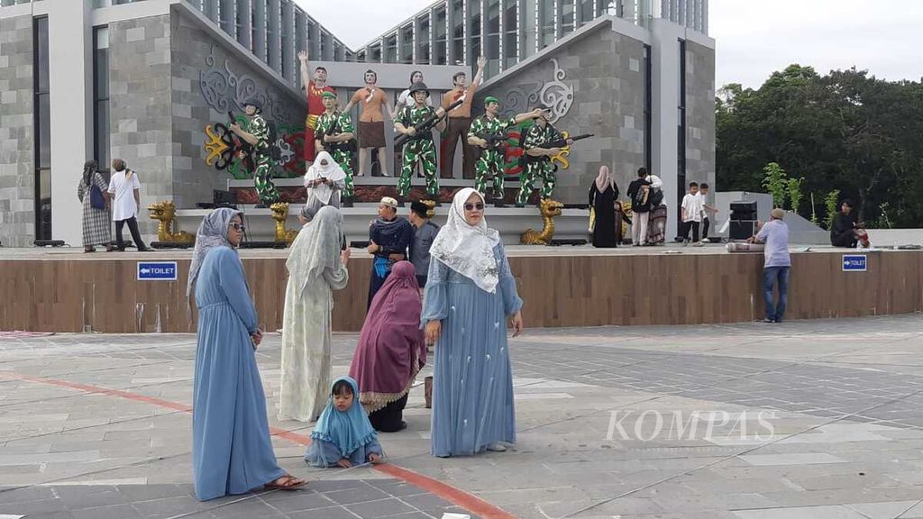 Seusai shalat Idul Fitri, warga Palangkaraya, Kalimantan Tengah, berfoto di depan gedung Talawang, Rabu (10/4/2024). Bundaran Besar Palangkaraya, Kalimantan Tengah, kini berpenampilan berbeda dengan gedung setinggi 45 meter yang berbentuk Talawang atau perisai khas Dayak. Tempat ini pada Rabu (10/4/2024), untuk pertama kalinya menjadi tempat shalat Idul Fitri berjemaah.