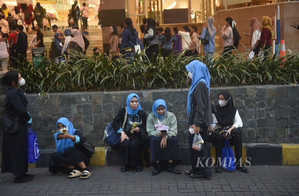 Pengunjung berada di luar Royal Plaza pascagempa di Surabaya, Jumat (22/3/2024). 
