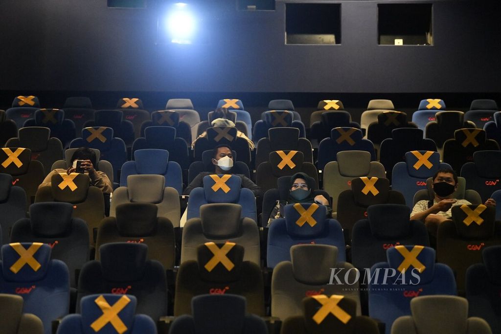 Penonton berada di dalam salah satu teater di salah satu jaringan bioskop CGV di Jakarta (16/9/2021). Gabungan Pengusaha Bioskop Seluruh Indonesia (GPBSI) kembali membuka operasional sejumlah bioskop di Jakarta pada masa PPKM level 3. Pandemi membuat bisnis film dan bioskop nasional terpuruk.