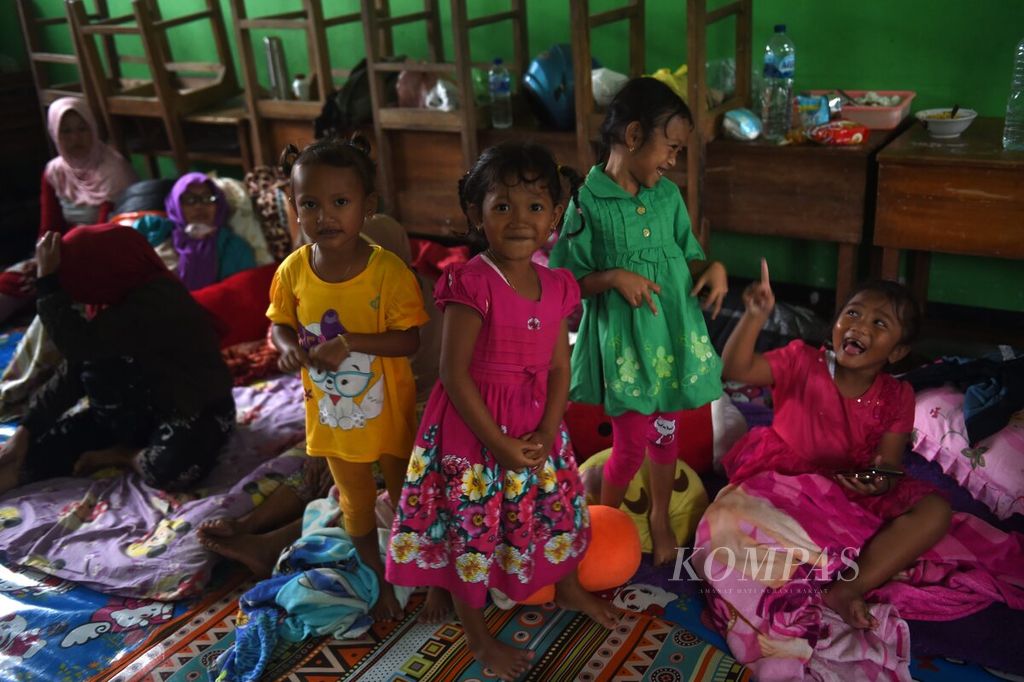 Anak-anak mengungsi di SD Negeri Supiturang 4 pascaerupsi Gunung Semeru di Kecamatan Pronojiwo, Kabupaten Lumajang, Jawa Timur, Minggu (4/12/2022).