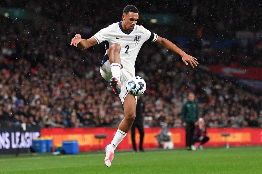 Pemain timnas Inggris, Trent Alexander-Arnold, mengontrol bola pada laga melawan Finlandia pada laga Grup B2 Liga Nasional Eropa di Stadion Wembley, London, Inggris, Selasa (10/9/2024).