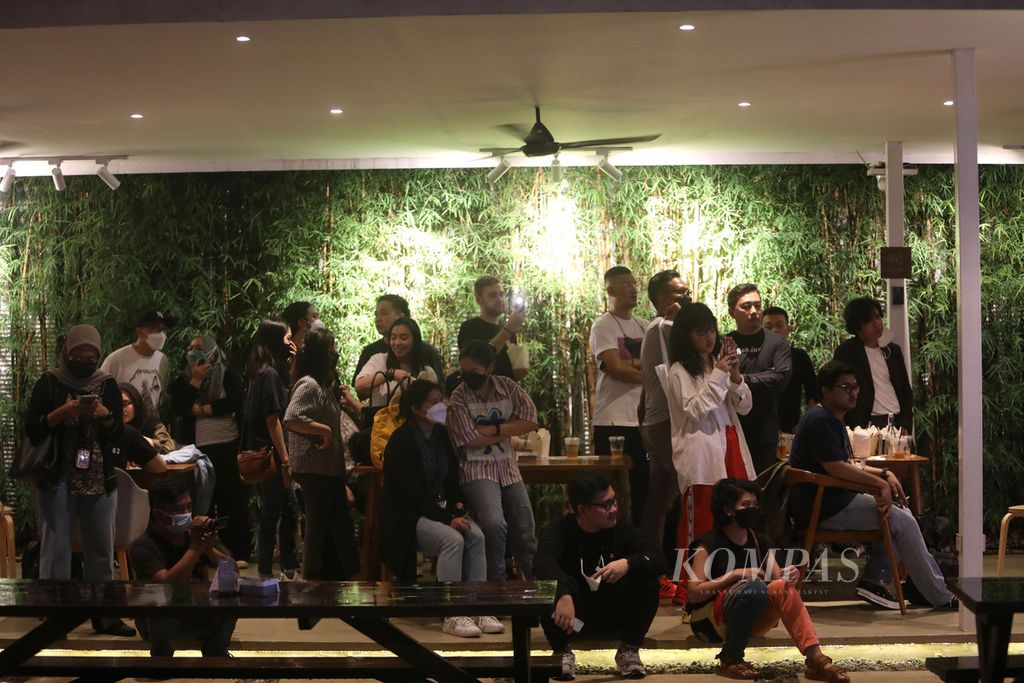 Pengunjung menikmati alunan lagu-lagu religius selepas buka puasa di Antasore Japanese Dining, Jakarta (13/4/2022). Restoran menjadi tempat yang diminati untuk menggelar buka puasa bersama dengan keluarga, rekan kerja, maupun komunitas. 