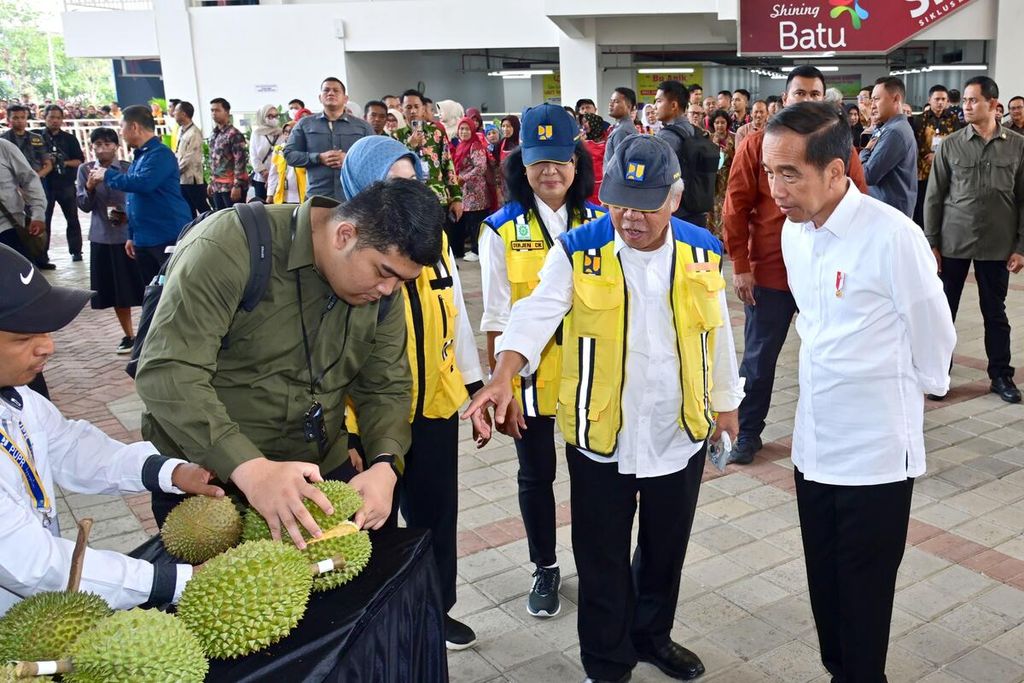 Presiden Joko Widodo melihat-lihat komoditas para pedagang di Pasar Induk Among Tani Kota Batu, Jawa Timur, Kamis (14/12/2023).