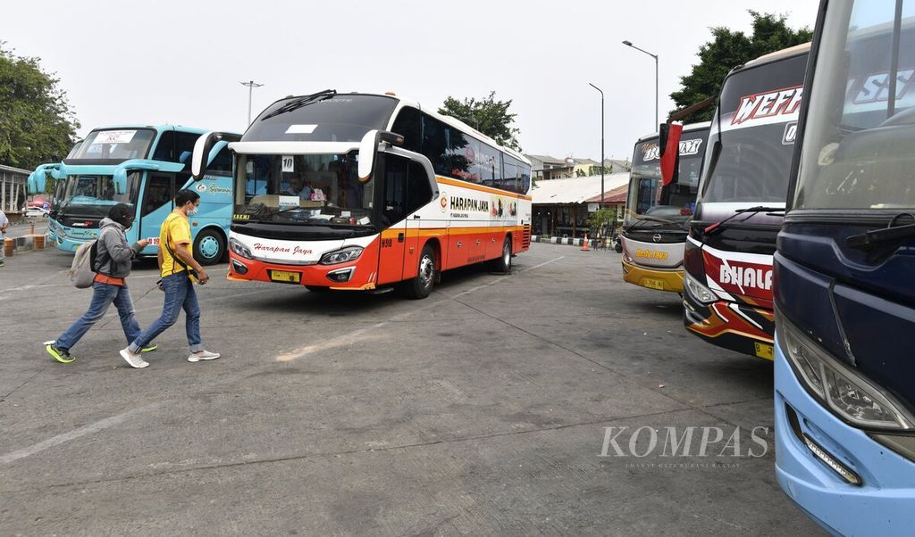 Suasana lengang di Terminal Bus Kalideres, Jakarta Barat, Senin (19/7/2021). Jumlah penumpang yang menggunakan transportasi umum di Jakarta menurun drastis selama masa PPKM darurat. Untuk penumpang bus antarkota antarprovinsi (AKAP) mengalami penurunan hingga 65 persen. 