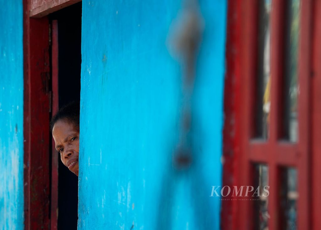 Residents peep from behind their homes in Siwalima Fishermen Village, Pulau-pulau Aru District, Aru Islands Regency, Maluku, on Thursday (21/9/2023). Poverty is a portrait of the fishing village's life amid the great potential of Eastern Indonesian waters' fisheries.