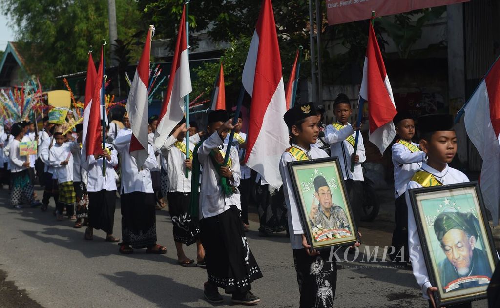 Students participated in the National Santri Day parade in the Diwek District, Jombang Regency, East Java, on Saturday (22/10/2022). The activity was attended by all elementary-level Islamic schools in the Diwek district. Various activities were carried out by the students to commemorate National Santri Day, including the parade.