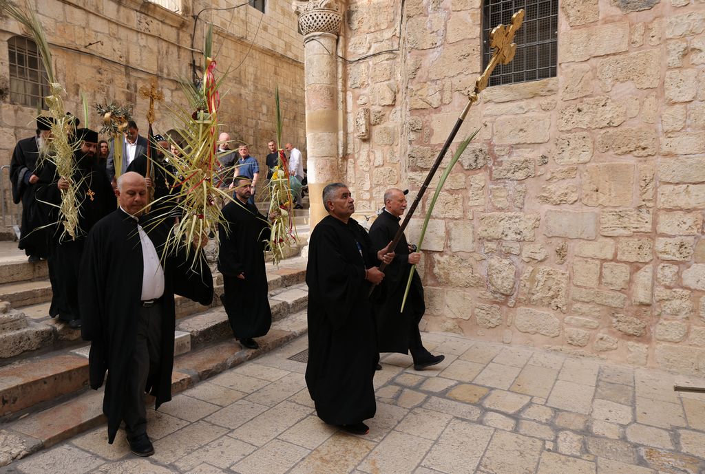 Sejumlah pemuka agama Kristen Ortodox menjalankan prosesi Minggu Palma di kompleks Kota Tua Jerussalem, Minggu (17/4). 