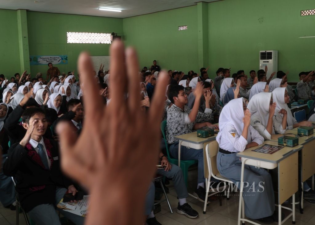 Anggota Komisi Pemilihan Umum (KPU) Lebak melakukan pendekatan kepada pemilih awal di SMKN 1 Lebak, Banten pada Selasa (19/9/2023).  Sosialisasi ini merupakan kelanjutan dari festival pemilu 2024 yang telah direncanakan KPU sejak 14 Januari 2023 atau satu tahun sebelum pemungutan suara.