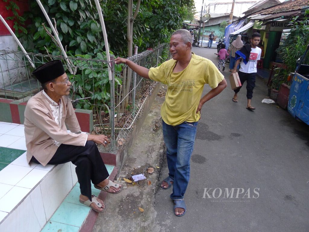 Warga mengobrol di Jalan Kenari 1, Jakarta, akhir April 2021. 
