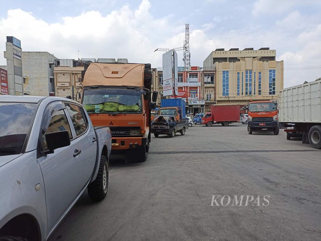  A number of logistical transports line up to the road at the Cemara Asri gas station, Medan, North Sumatra, Thursday (24/3/3033). A number of gas stations in North Sumatra have run out of subsidized biodiesel in recent days, resulting in queues of vehicles at a number of gas stations that still have stock.