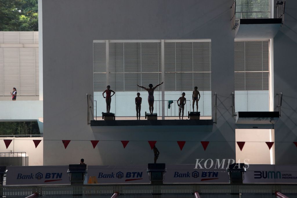 Sejumlah atlet loncat indah melakukan pemanasan sebelum berlomba pada cabang loncat indah dalam Festival (Kejuaraan Nasional) Akuatik Indonesia 2022 di Stadion Akuatik Gelora Bung Karno, Senayan, Jakarta, Sabtu (30/7/2022). 