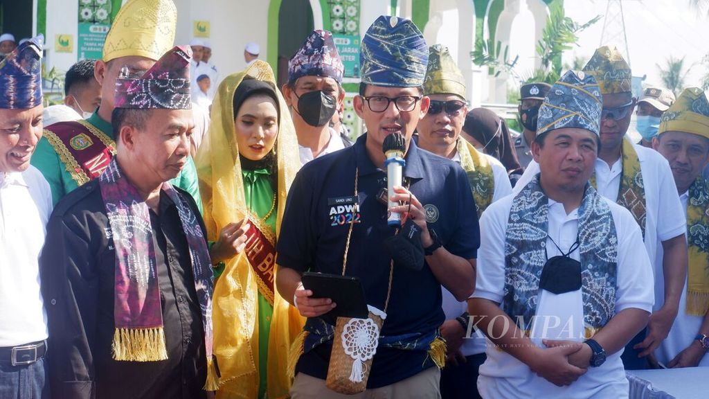 Menteri Pariwisata dan Ekonomi Kreatif Sandiaga Salahuddin Uno (tengah) berkunjung ke Desa Wisata Kubah Basirih di Kota Banjarmasin, Kalimantan Selatan, Jumat (3/6/2022).