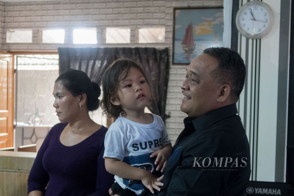 Kepala Badan Pelindungan Pekerja Migran Indonesia (BP2MI) Benny Rhamdani saat mengunjungi pekerja migran korban penempatan ilegal yang ditampung di Shelter Komisi Keadilan, Perdamaian, dan Pastoral Migran-Perantau di Batam, Kepulauan Riau, Kamis (30/1/2023).