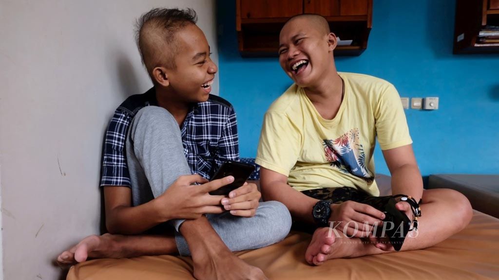 Anak-anak penderita kanker bercengkerama di rumah singgah Yayasan Kasih Anak Kanker Indonesia (YKAKI) bernama Rumah Kita di Jakarta, Kamis (30/1/2020). 