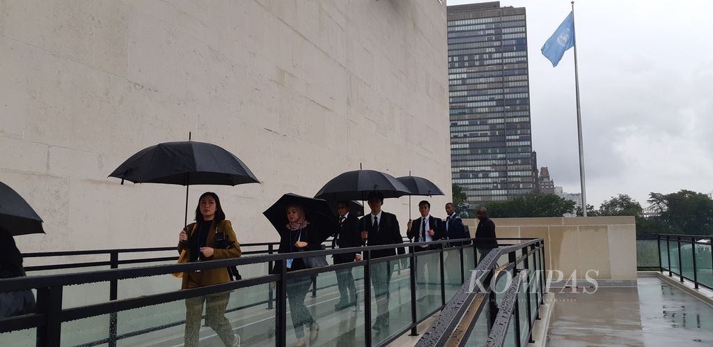 Sejumlah wartawan dari Indonesia dan negara lain berjalan mengikuti jalur masuk ke gedung Markas Besar PBB di New York, Amerika Serikat, Senin (18/9/2023).