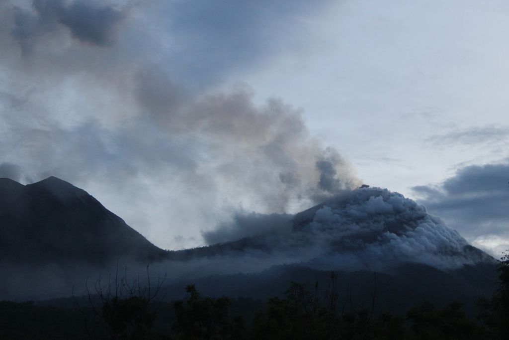 Ilustrasi erupsi gunung api.