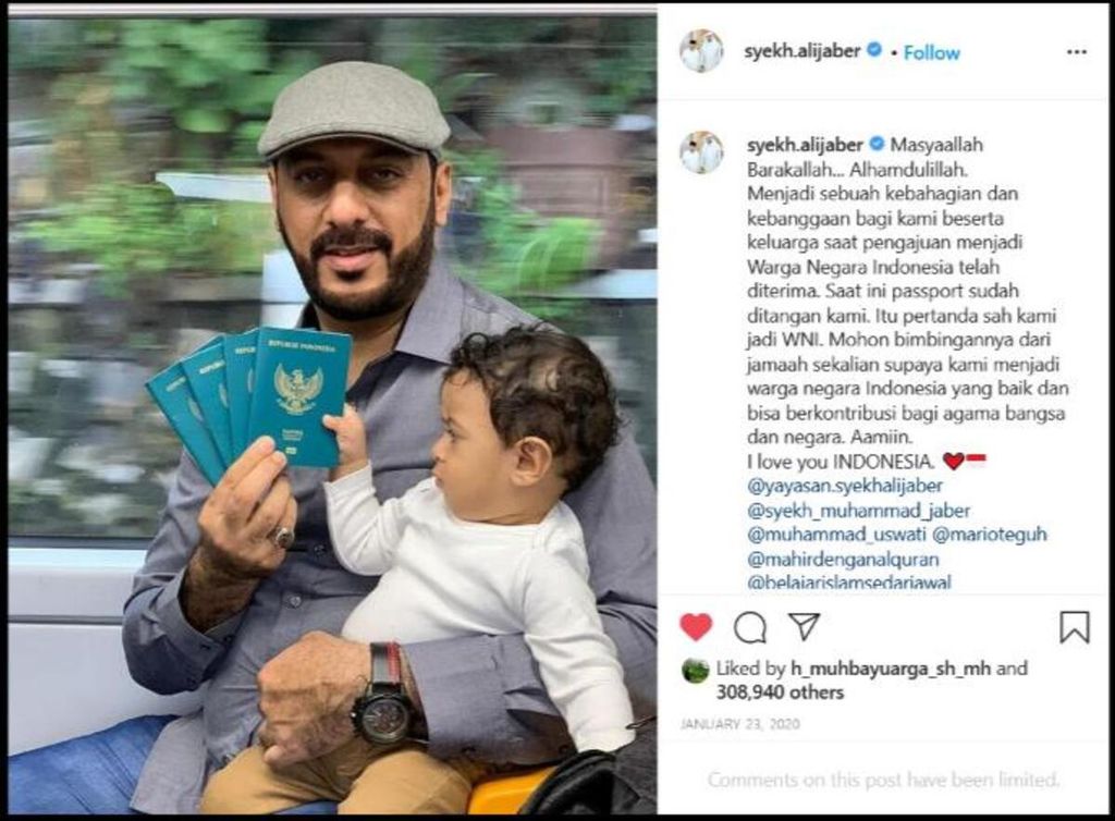 Ulama Syekh Ali Jaber menunjukkan paspor kewarganegaraan Indonesia yang diunggah di akun Instagram Syekh Ali Jaber, 23 Januari 2020.