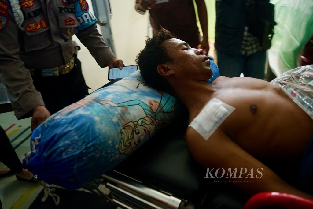 Juswa (23) alias Ucok, salah seorang nelayan asal Laonti, Konawe Selatan, yang ditembak aparat saat menjalani perawatan di RS Santa Anna, Kendari, Sulawesi Tenggara, Jumat (24/11/2023). 