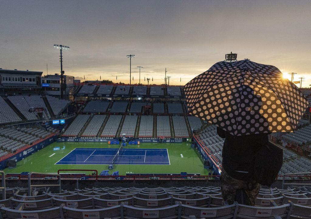 Petenis menanti hujan reda pada turnamen tenis ATP/WTA 1000 Montreal, Kanada, Kamis (10/8/2023) waktu setempat. Hujan menunda sejumlah laga turnamen itu.