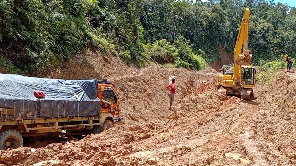 Balai Pelaksanaan Jalan Nasional mengerahkan alat berat untuk menarik truk yang terjebak di Jalan Trans-Jayapura-Wamena di Kabupaten Yalimo, Papua Pegunungan, sejak Desember 2022 hingga Februari 2023.