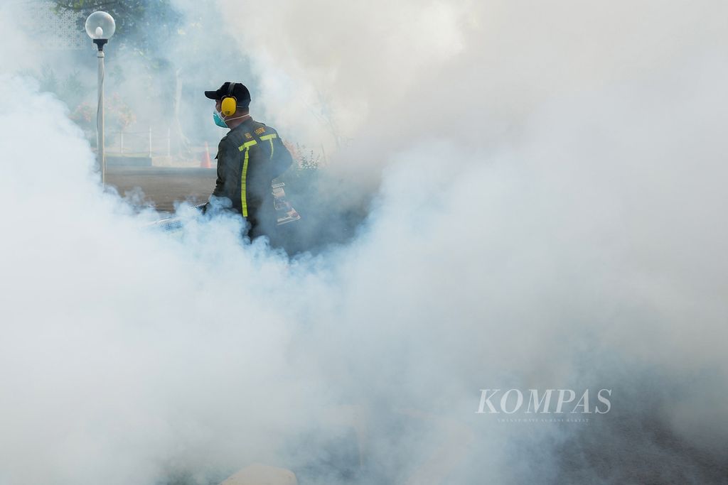 Ilustrasi. Petugas melakukan pengasapan di kawasan Asrama Haji Pondok Gede, Jakarta Timur, Senin (22/5/2023). 
