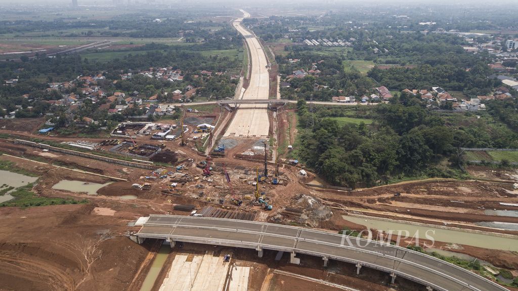 Pengerjaan proyek Jalan Tol Serpong-Balaraja (Serbaraja) seksi 1B dan simpang susun Legok di Pagedangan, Kabupaten Tangerang, Banten, Selasa (28/11/2023). 