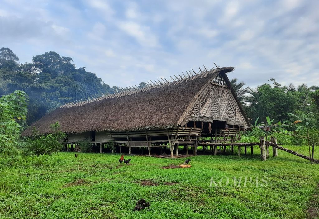 Suasana di sekitar <i>uma</i>, rumah tradisional suku Mentawai, nan asri di Dusun Buttui, Desa Madobag, Kecamatan Siberut Selatan, Kepulauan Mentawai, Sumatera Barat, Kamis (28/7/2022). Masyarakat adat Mentawai masih mempertahankan cara hidup selaras dengan alam. Cara hidup demikian menarik minat wisatawan untuk berkunjung.