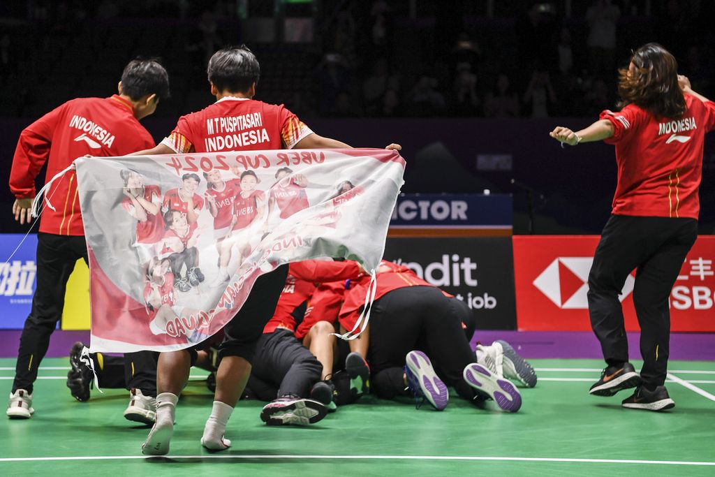 The Indonesian women's badminton team celebrated their victory after defeating South Korea in the semi-finals of the 2024 Uber Cup at the Chengdu Hi Tech Zone Sports Center Gymnasium in Chengdu, China on Saturday (May 4, 2024).