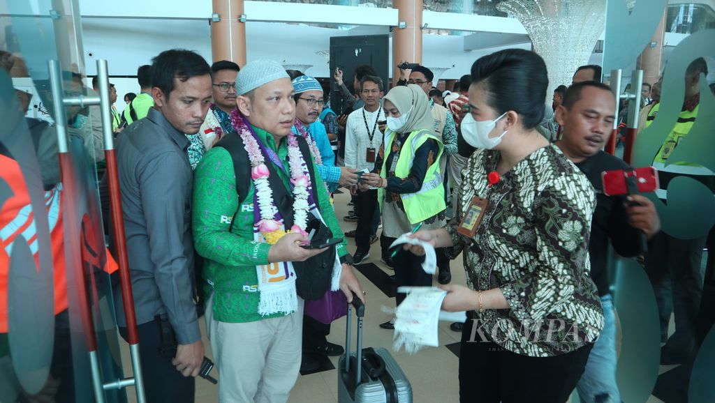 Jemaah umrah bersiap berangkat dari Bandara Internasional Jawa Barat Kertajati di Kabupaten Majalengka ke Madinah, Arab Saudi, Sabtu (15/4/2023). Sekitar 200 anggota jemaah terbang dari Kertajati menggunakan pesawat Lion Air.