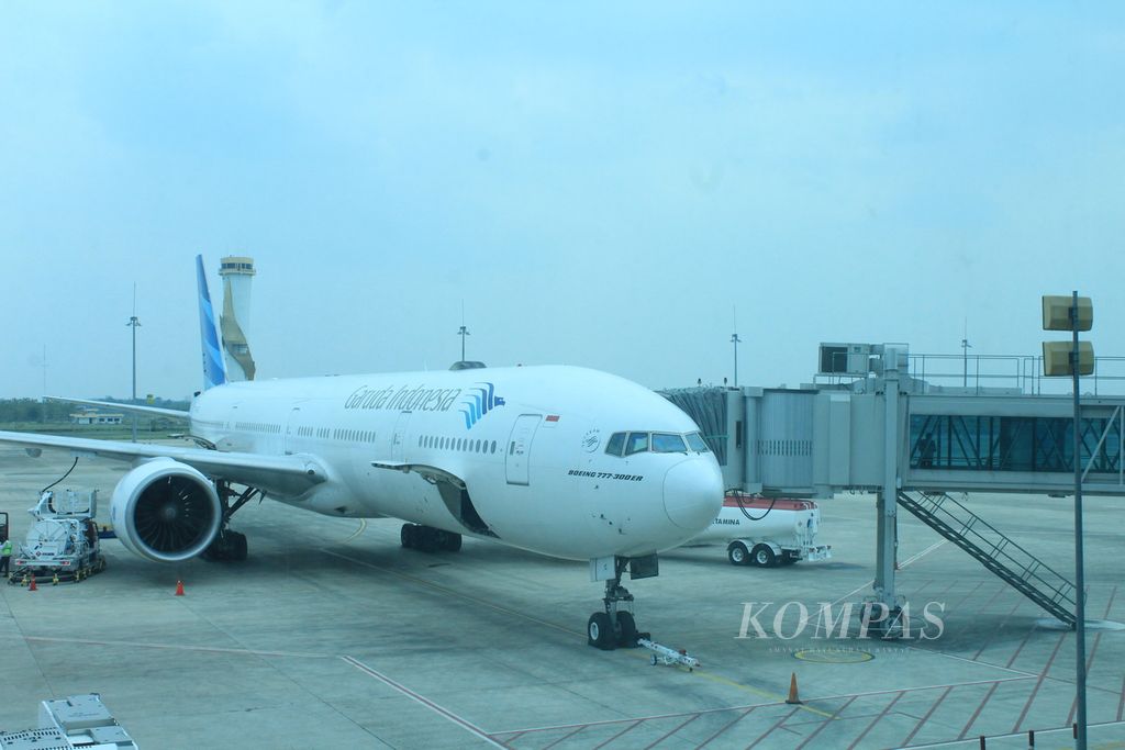 Pesawat Garuda Indonesia dengan nomor penerbangan GA902 bersiap berangkat dari Bandara Internasional Jawa Barat (BIJB) Kertajati, Kabupaten Majalengka, Jawa Barat, menuju Jeddah, Arab Saudi, Minggu (6/8/20232). Pesawat itu mengangkut 372 calon jemaah dari sejumlah daerah di Jawa Barat. Penerbangan umrah itu berlangsung setiap hari Minggu.