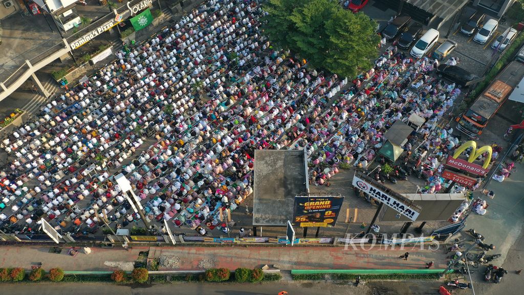 Foto udara umat Islam mendengarkan ceramah setelah shalat Idul Adha 1443 H di halaman parkir Bekasi Cyber Park, Kota Bekasi, Jawa Barat, Sabtu (9/7/2022).  