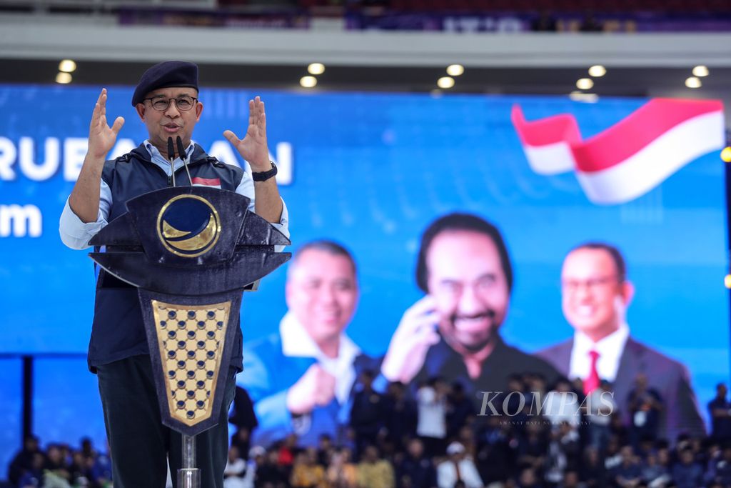 Bakal calon presiden Anies Baswedan berorasi di depan para simpatisan dan kader Partai Nasdem di acara Apel Siaga Perubahan Nasdem di Stadion Gelora Bung Karno (GBK), Jakarta, Minggu (16/7/2023). 