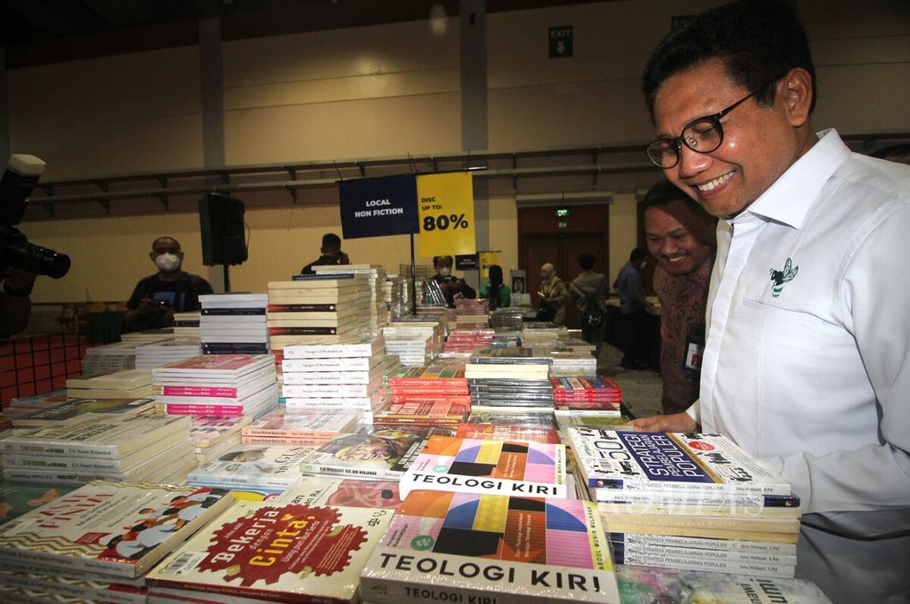 Menteri Desa, Pembangunan Daerah Tertinggal, dan Transmigrasi Abdul Halim Iskandar meninjau Indonesia International Book Fair (IIBF) 2022 di Jakarta Convention Center, DKI Jakarta, Rabu (9/11/2022). 