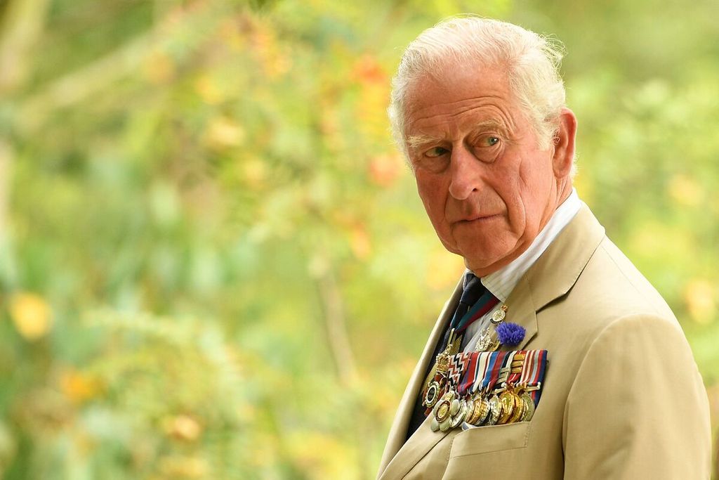 Foto tanggal 15 Agustus 2020 ini memperlihatkan Pangeran Charles saat menghadiri sebuah acara di National Memorial Arboretum, Alrewas, Inggris, Ia secara resmi menggantikan Ratu Elizabeth II, yang meninggal, Kamis (8/9/2022), sebagai penguasa baru monarki Inggris.