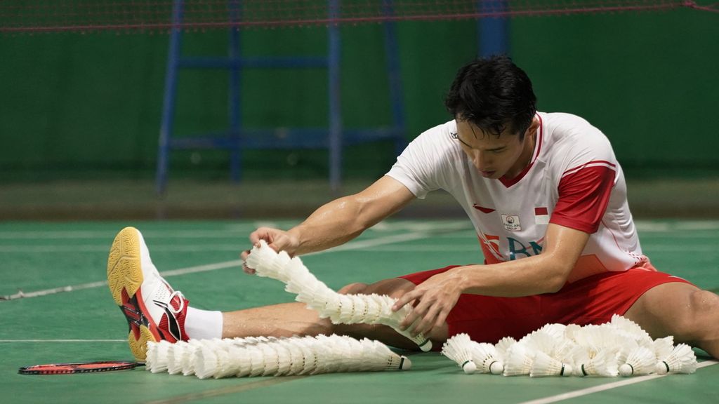 Pebulu tangkis menata kok di sela-sela latihan menjelang turnamen All England 2023 di pelatnas bulu tangkis, Cipayung, Jakarta Timur, Rabu (1/3/2023). Persatuan Bulu Tangkis Seluruh Indonesia (PBSI) akan menurunkan 16 wakil yang akan bertarung dalam turnamen bulu tangkis tertua tersebut. 