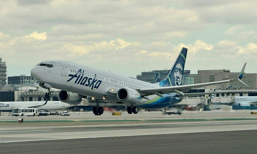 Pesawat Boeing 737 milik maskapai penerbangan Alaska Airlines lepas landas dari Bandar Udara Internasional Los Angeles di Los Angeles, California, AS, 6 Maret 2024. 