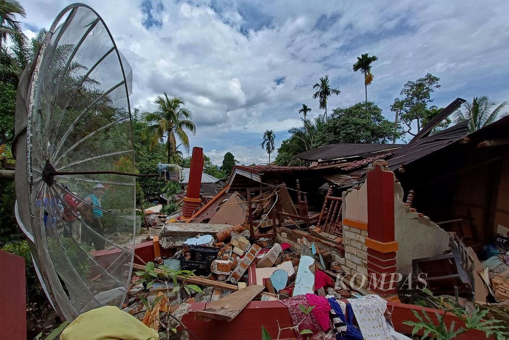Rumah warga yang rata dengan tanah setelah gempa bermagnitudo 6,1 di Nagari Kajai, Kecamatan Talamau, Kabupaten Pasaman Barat, Sumatera Barat, Senin (28/2/2022). Ada lebih dari 1.000 bangunan di Pasaman Barat dan Pasaman yang rusak berat, ringan, dan sedang karena gempa.