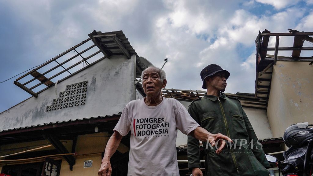 Fotografer senior Don Hasman (kiri) berada di depan rumahnya yang rusak akibat puting beliung di Sukmajaya, Depok, Jawa Barat, Rabu (22/9/2021). Puting beliung itu menyebabkan sejumlah kerusakan di wilayah Depok.  