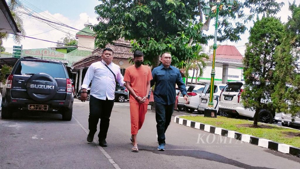 SW, tersangka pembuang dua bayi ke sungai, digiring polisi untuk dihadirkan dalam acara rilis kasus pembuangan bayi di Polresta Sleman, Daerah Istimewa Yogyakarta, Senin (18/9/2023).