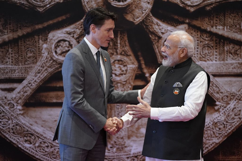 Indian Prime Minister Narendra Modi (right) welcomed Canadian PM Justin Trudeau at the Bharat Mandapam, the venue of the G20 Summit in New Delhi, India, on Saturday (9/9/2023). India and Canada have expelled diplomats from each other's countries earlier this week.