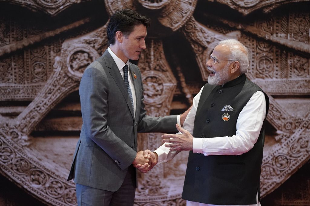 Perdana Menteri India Narendra Modi menyambut Perdana Menteri Kanada Justin Trudeau di Bharat Mandapam, tempat berlangsungnya KTT G20 di New Delhi, India, Sabtu (9/9/2023). Kanada telah mengusir diplomat tinggi India pada Senin (18/9/2023) menyusul penyelidikan yang dilakukan Pemerintah Kanada atas pembunuhan terhadap pemimpin Sikh di Kanada. Trudeau menuduh India ada di balik pembunuhan itu dengan menyebutnya sebagai tuduhan yang kredibel. (AP Photo/Evan Vucci, File)