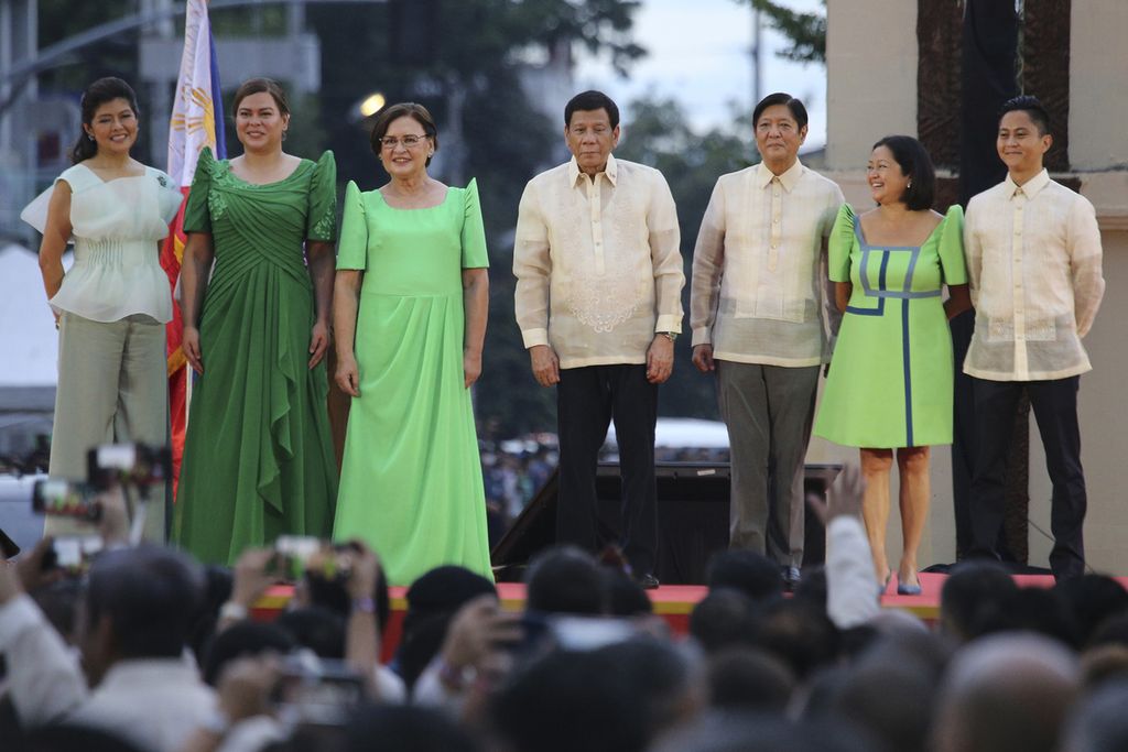 Wakil Presiden Filipina Sara Duterte (kedua dari kiri), ditemani sang ayah, Rodrigo Duterte (tengah), berpose bersama Presiden Filipina Ferdinand Marcos Jr (ketiga dari kanan) setelah pengambilan sumpah jabatan di Kota Davao, Filipina, 19 Juni 2022. Setelah dua tahun, kongsi politik Duterte-Marcos dikabarkan goyah. 